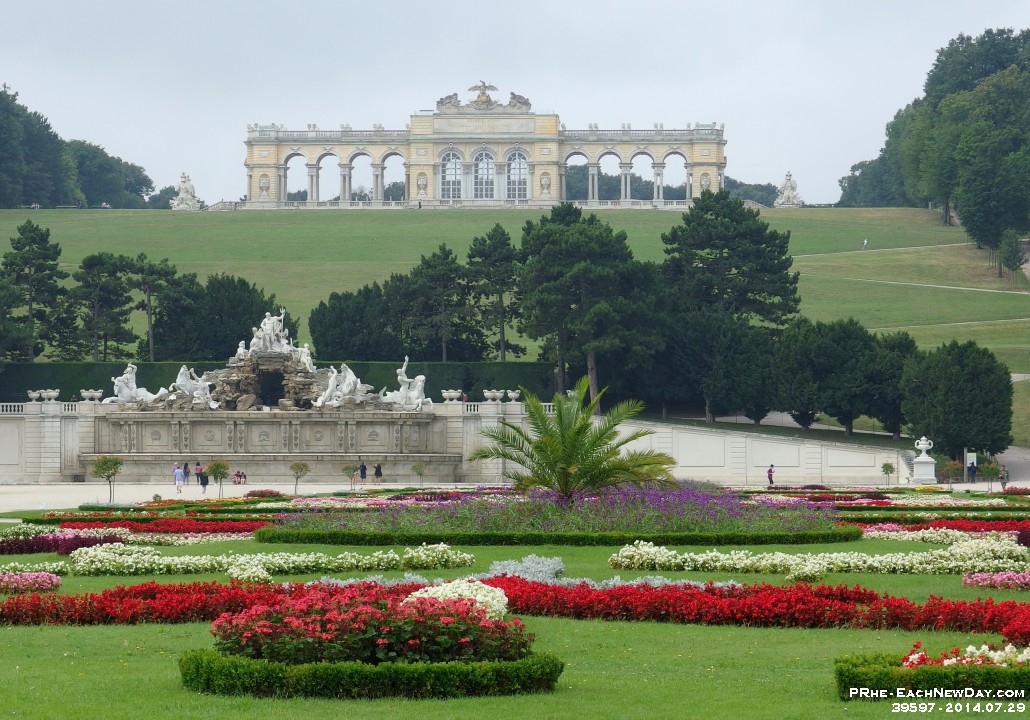 39597RoCrLe - On and around the grounds and garden of Schonbrunn Palace, Vienna